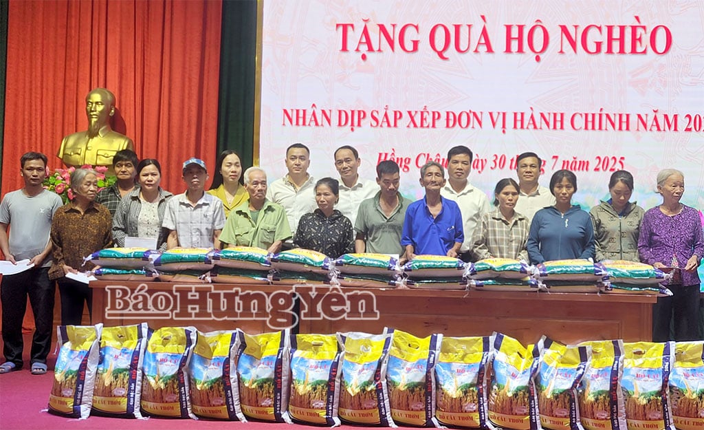 ឧបត្ថម្ភអង្ករ និងថវិកាដល់គ្រួសារក្រីក្រនៅសង្កាត់ Hong Chau ។