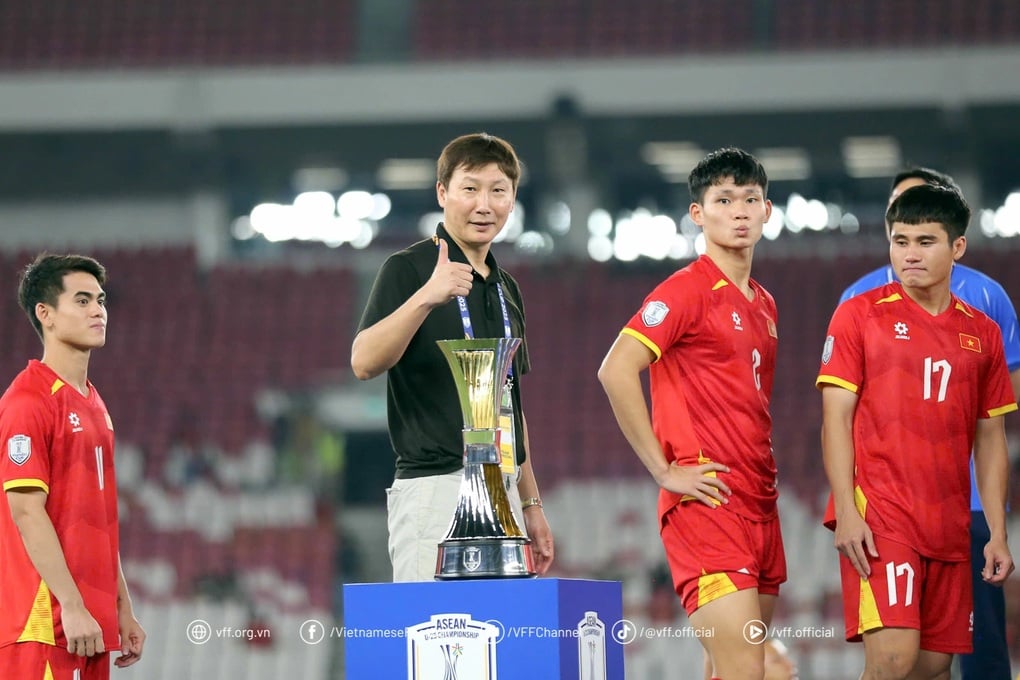 Lý giải hành động vẫy khăn tắm đến từ trợ lý của HLV Kim Sang Sik - 2