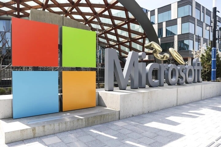 Das Logo und das Logo von Microsoft sind am Firmensitz des Unternehmens abgebildet. (Quelle: Getty Images)