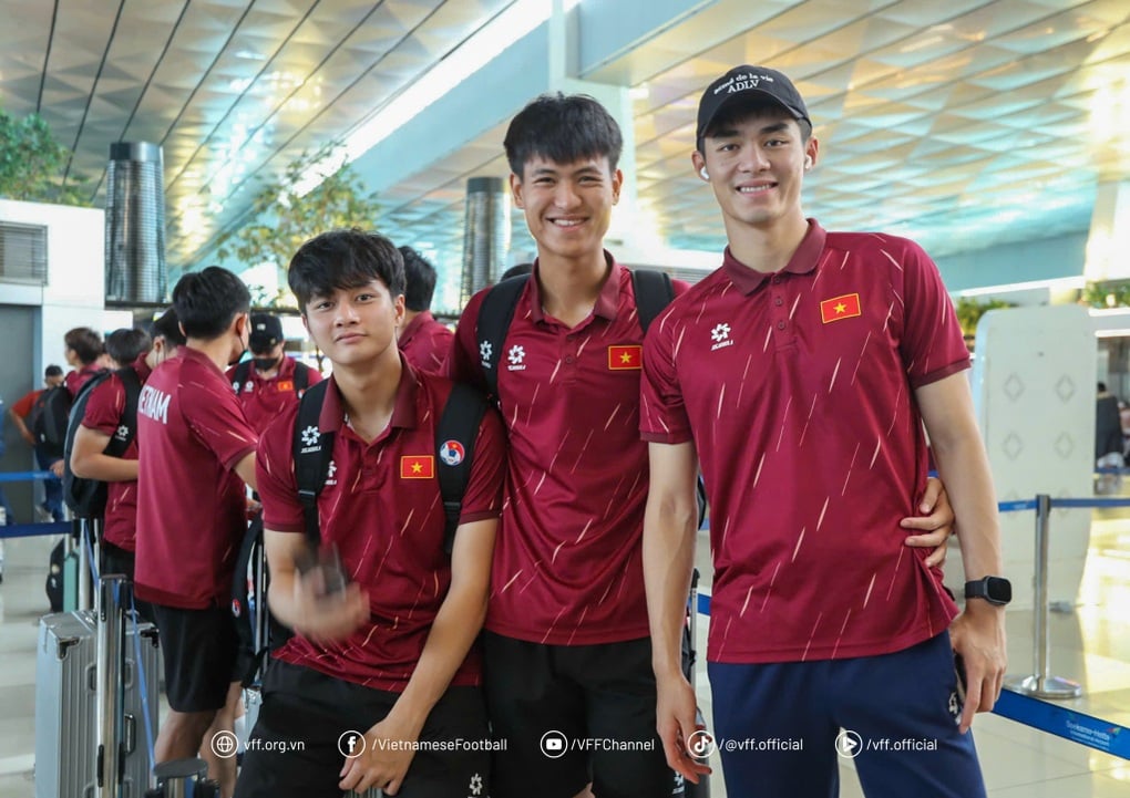 U23 Việt Nam mang cúp vô địch Đông Nam Á về nước - 1