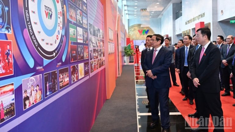 Premierminister Pham Minh Chinh hört sich eine Einführung über die Entwicklung des vietnamesischen Fernsehens an. (Foto: Tran Hai)