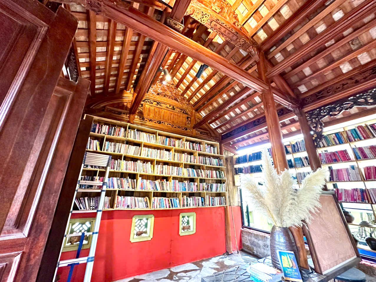 Nhà triển lãm Ba ngàn Art (phường Hoa Lư) – nơi mỗi cuốn sách trở thành một phần của không gian trưng bày.