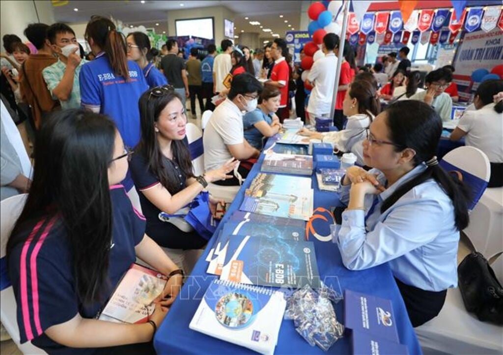 Phụ huynh, thí sinh tìm hiểu về các ngành nghề tại Ngày hội tuyển sinh Trường Đại học Kinh tế Quốc dân. Ảnh minh họa