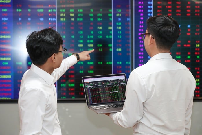 Chứng khoán bùng nổ giá trị giao dịch- Ảnh 1.
