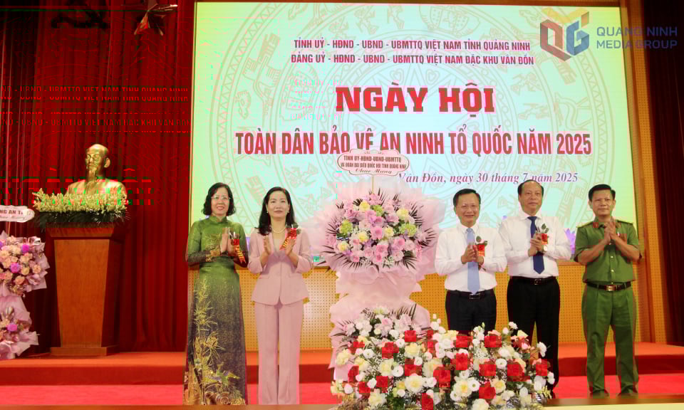 Đồng chí Nguyễn Thị Hạnh, Phó Chủ tịch UBND tỉnh, tặng hoa chúc mừng đặc khu Vân Đồn tổ chức Ngày hội toàn dân bảo vệ an ninh Tổ quốc.