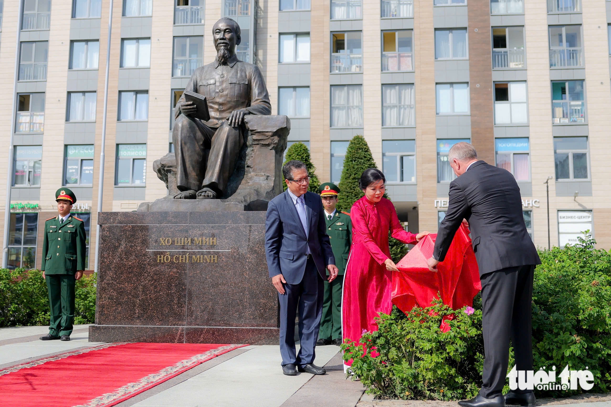 Mrs. Ngo Phuong Ly attended the inauguration ceremony of Ho Chi Minh Square in Saint Petersburg.