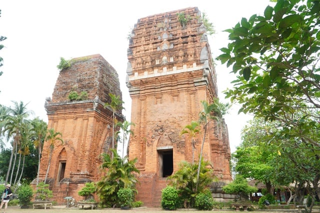 Những cái tên 'bôi bẩn' Tháp Đôi 800 năm tuổi - Ảnh 1.