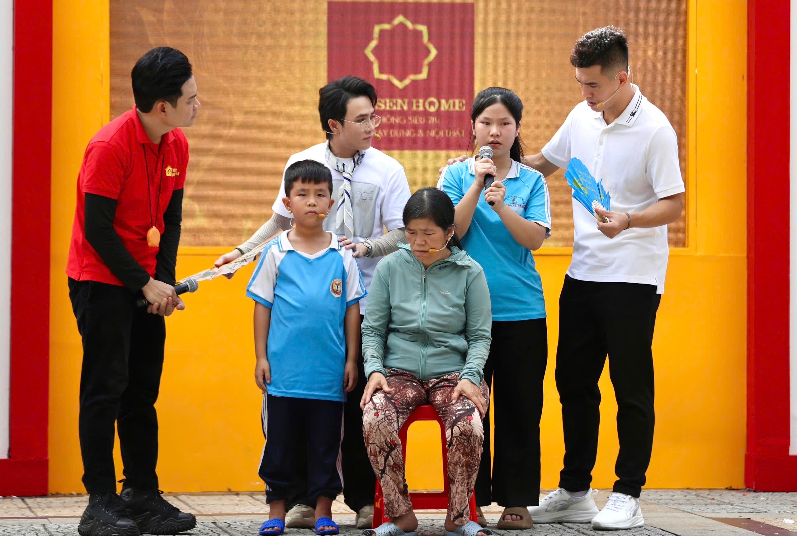 Dương Hồng Phúc, Tiến Linh và Huỳnh Lập lắng nghe những tâm sự nghẹn ngào từ gia đình em Minh Hiếu.