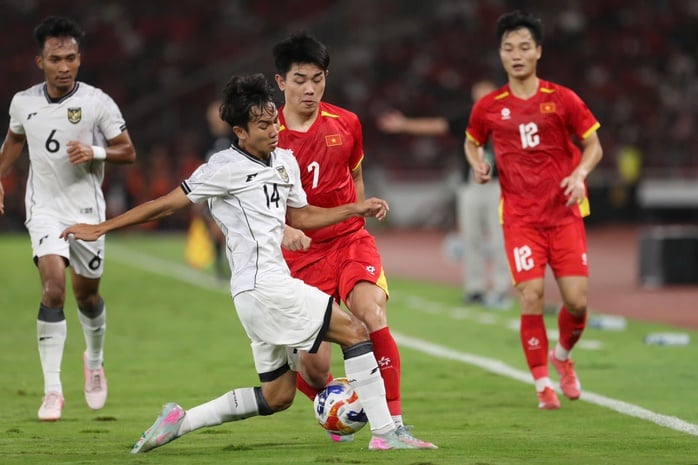 U23 Đông Nam Á 2025: Vì sao HLV Kim Sang-sik vái lạy trọng tài?- Ảnh 4.