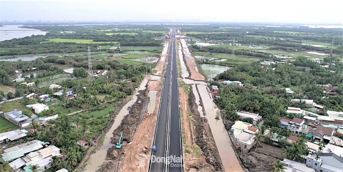 Đối với phía bờ Đồng Nai, sẽ tổ chức 2 làn xe ô tô và 2 làn xe hỗn hợp lưu thông từ đường tỉnh 25B đến cầu Nhơn Trạch (riêng xe máy chỉ được phép lưu thông từ đường tỉnh 25B đến đường Lý Tự Trọng). Giao cắt đồng mức tại 3 đường ngang hiện hữu (các tuyến đường tỉnh 25B, 769 và đường Lý Tự Trọng) thông qua đường tạm và tổ chức giao thông bằng hệ thống biển báo hiệu kết hợp với đèn tín hiệu. Ảnh: Phạm Tùng