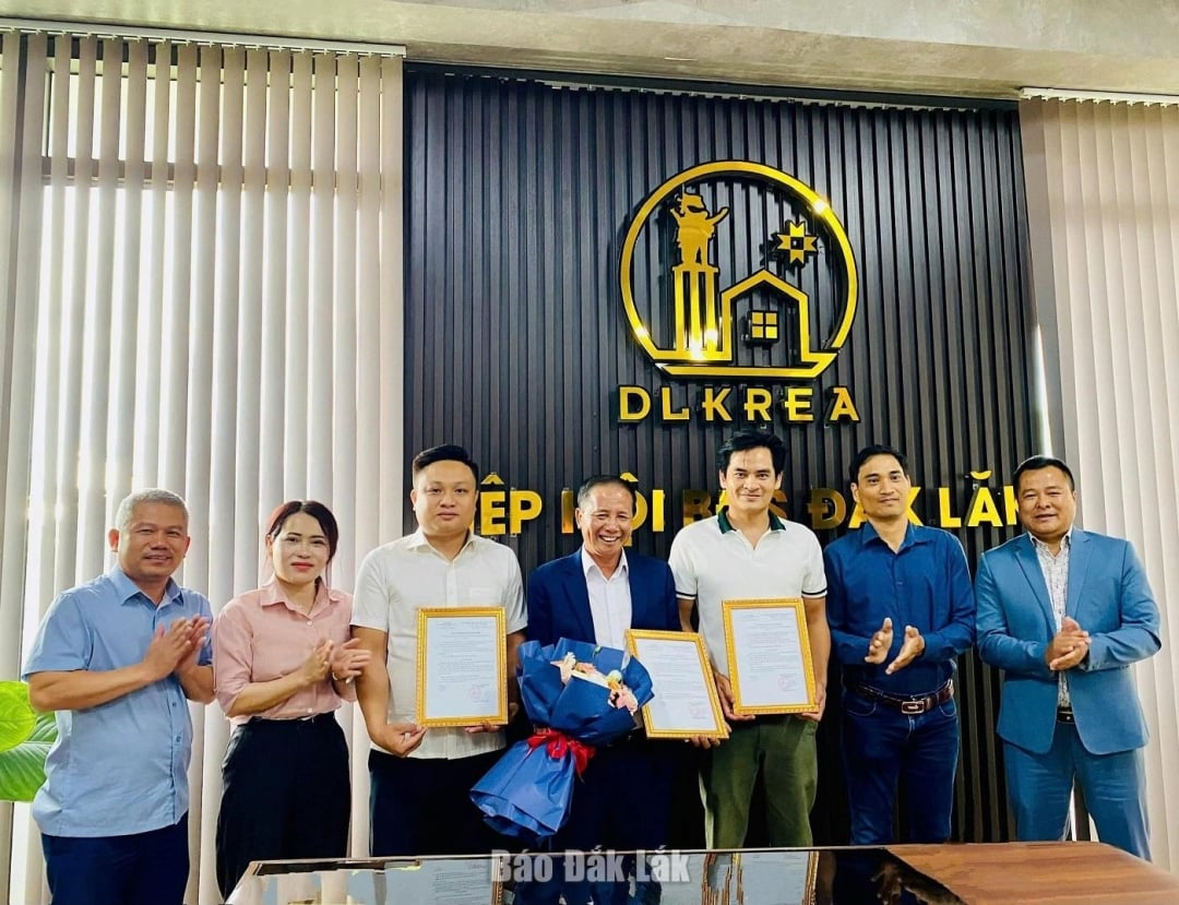 Trao quyết định bổ nhiệm trưởng ban và các thành viên Ban xúc tiến đầu tư