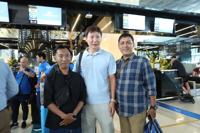 Đình Bắc ‘khệ nệ’ cầm cúp, CĐV Indonesia xin chữ ký U.23 Việt Nam ở sân bay- Ảnh 7.
