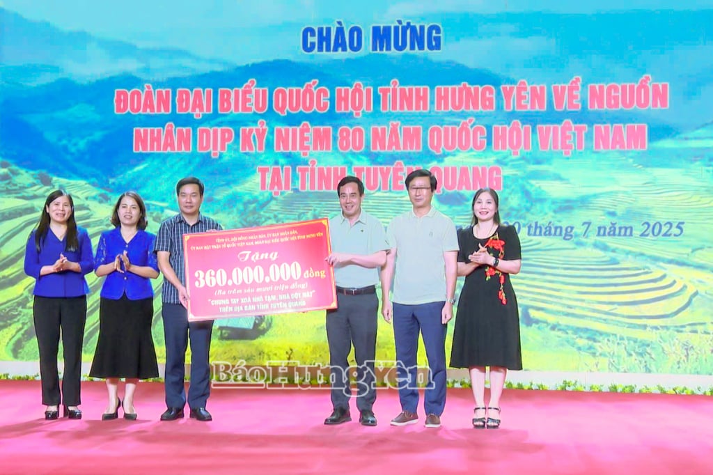 Đại diện đoàn công tác tỉnh Hưng Yên trao biển tượng trưng số tiền ủng hộ tỉnh Tuyên Quang xóa nhà tạm, nhà dột nát.