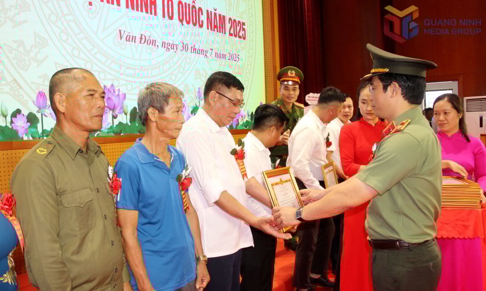 Thiếu tướng Trần Văn Phúc, Giám đốc Công an tỉnh, tặng giấy khen của Công an tỉnh cho cá nhân có thành tích xuất sắc trong phong trào bảo vệ an ninh Tổ quốc.