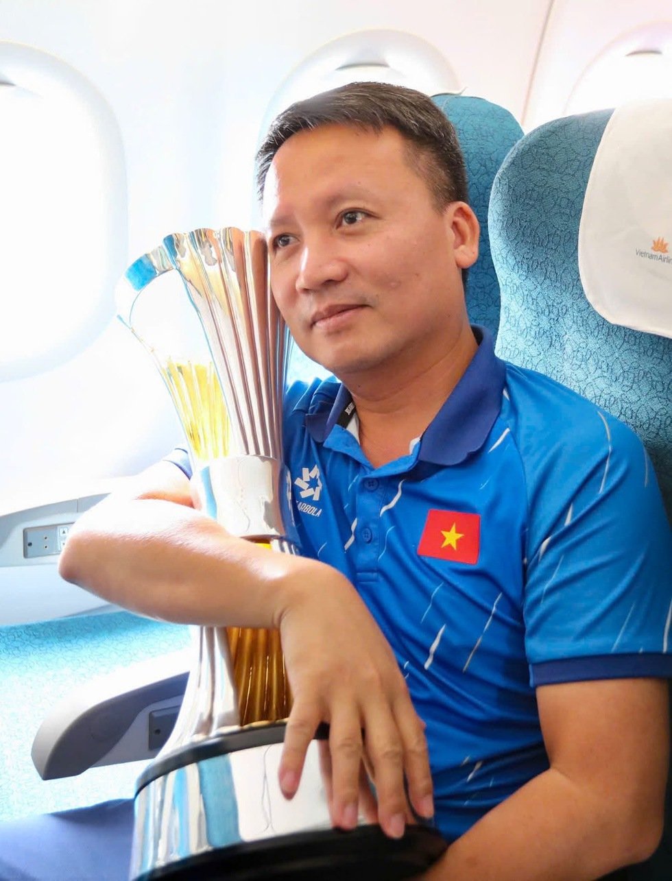 Đình Bắc ‘khệ nệ’ cầm cúp, CĐV Indonesia xin chữ ký U.23 Việt Nam ở sân bay- Ảnh 5.