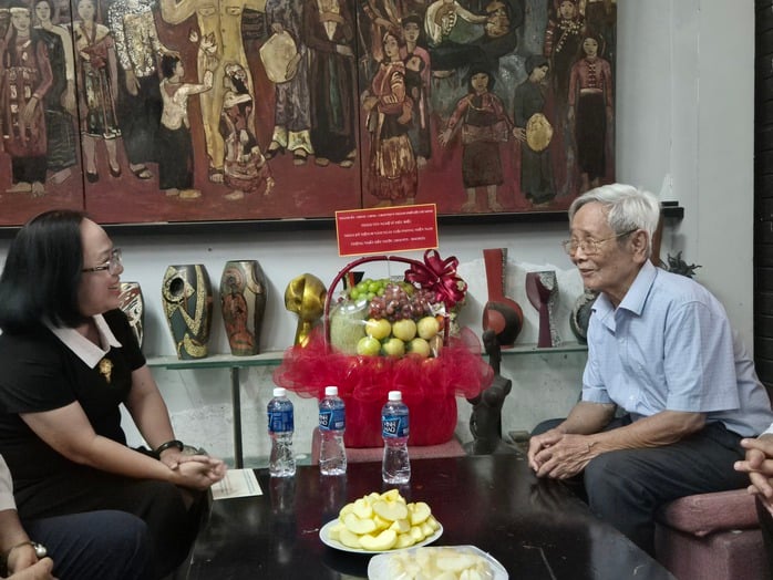 Họa sĩ Quách Phong, nhà văn Đoàn Minh Tuấn… được thăm, tri ân - Ảnh 1.