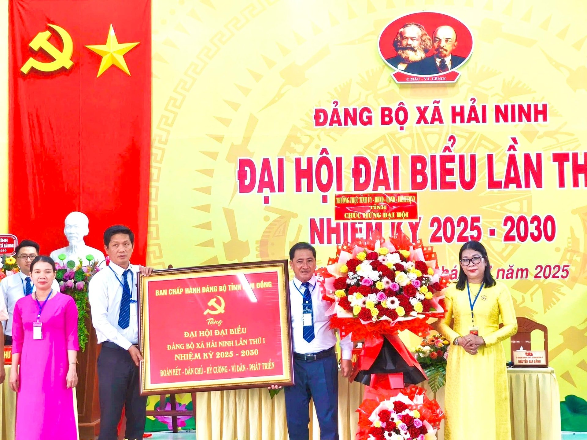 Đồng chí Bố Thị Xuân Linh trao tặng hoa và bức trướng chúc mừng Đại hội