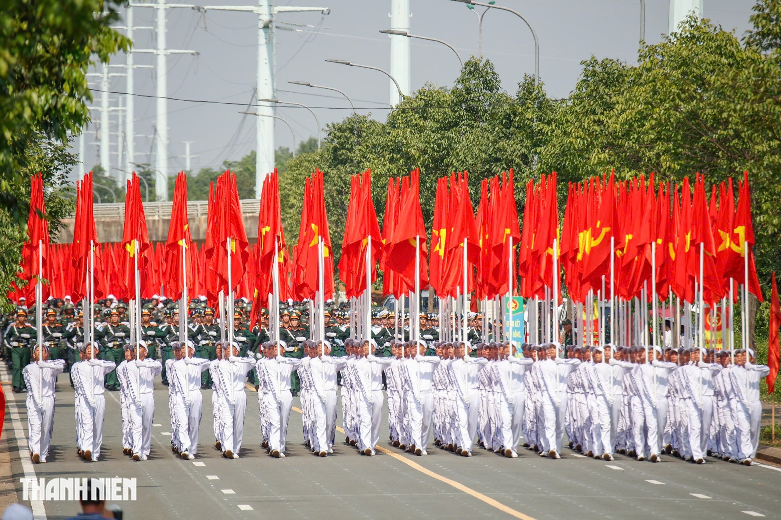 Chiến sĩ đẫm mồ hôi, 'gồng mình' trên mặt đường ảo ảnh luyện tập cho nhiệm vụ A80- Ảnh 17.