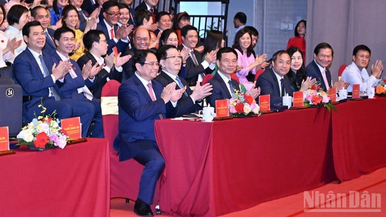 Premierminister Pham Minh Chinh und führende Politiker und Delegierte beim 12. Kongress des Komitees der Vietnam Television Party für die Amtszeit 2025–2030. (Foto: Tran Hai)