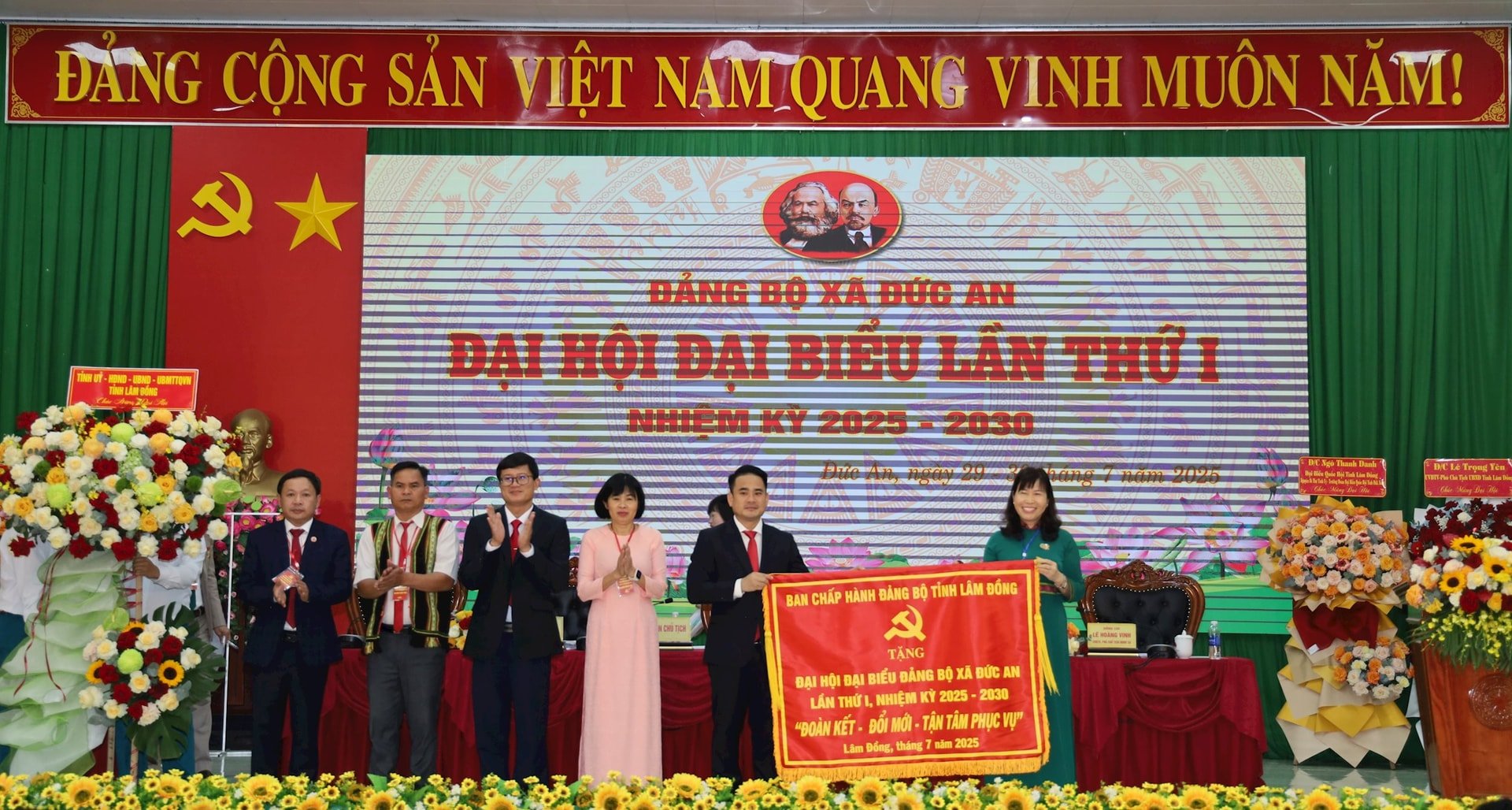 សមមិត្ត Ha Thi Hanh បានបង្ហាញផ្ទាំងបដាជាមួយពាក្យថា៖