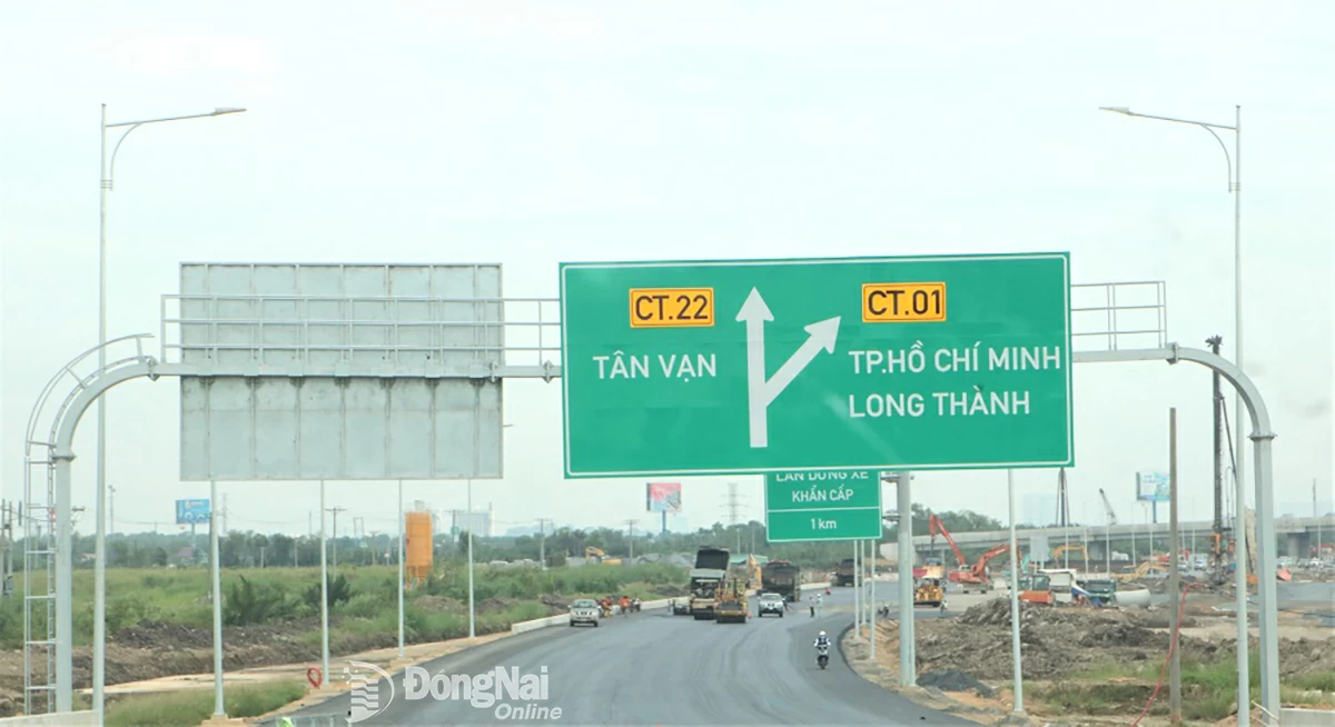 Về phía bờ Thành phố Hồ Chí Minh, sau khi qua cầu Nhơn Trạch, tuyến đường nối đầu cầu sẽ kết nối với đường cao tốc Thành phố Hồ Chí Minh - Long Thành - Dầu Giây. Ảnh: Phạm Tùng