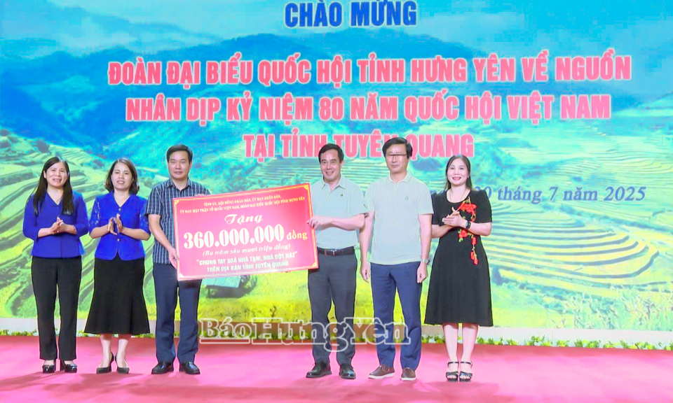 Đoàn đại biểu Quốc hội tỉnh trao kinh phí hỗ trợ tỉnh Tuyên Quang xóa nhà tạm, nhà dột nát