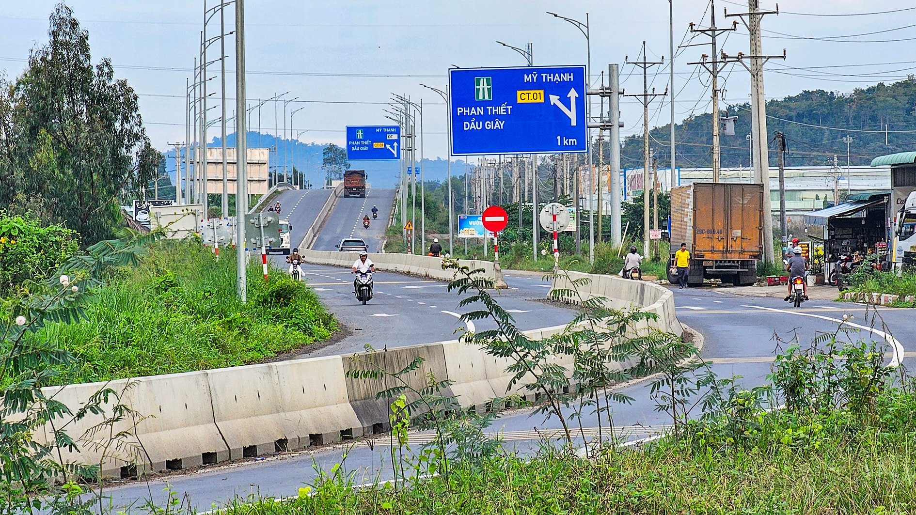 Đường dẫn vào nút giao cao tốc Phan Thiết - Dầu Giây thuộc địa phận xã Hàm Kiệm