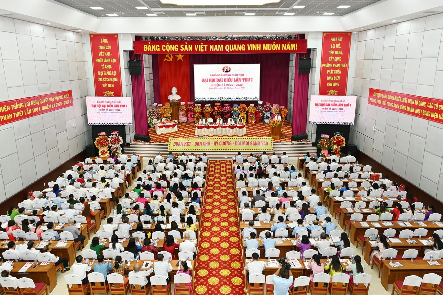Toàn cảnh đại hội sáng 30_7 (1)