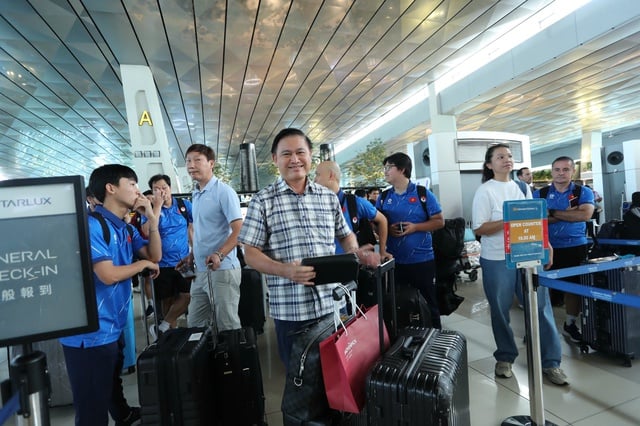 Đình Bắc ‘khệ nệ’ cầm cúp, CĐV Indonesia xin chữ ký U.23 Việt Nam ở sân bay- Ảnh 11.