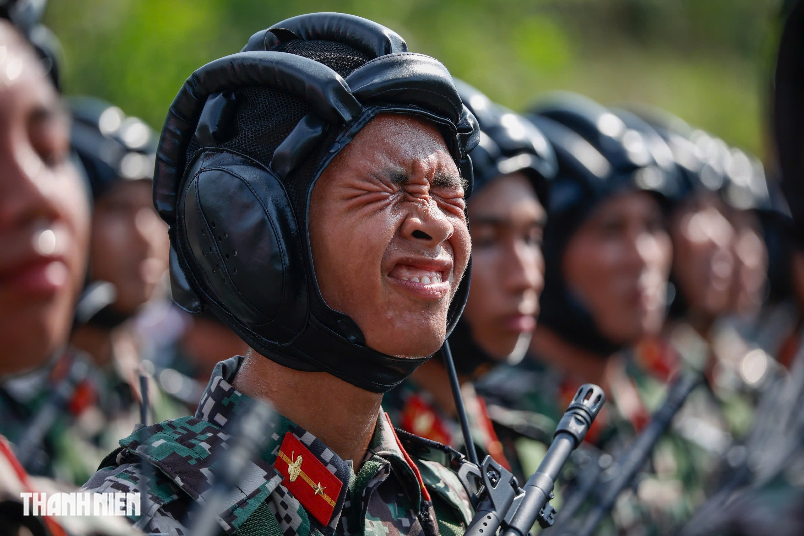 Chiến sĩ đẫm mồ hôi, 'gồng mình' trên mặt đường ảo ảnh luyện tập cho nhiệm vụ A80- Ảnh 6.