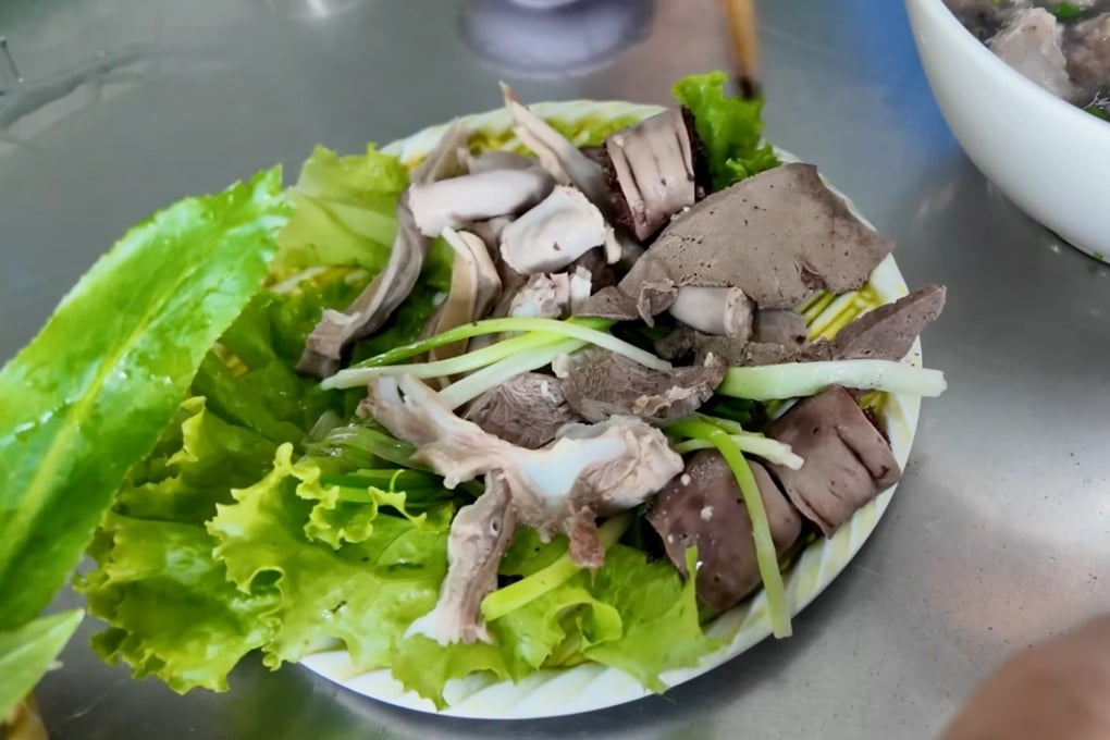 Thử món từng bị chê tệ nhất Việt Nam, đầu bếp Mỹ nói muốn ăn lần nữa - 3