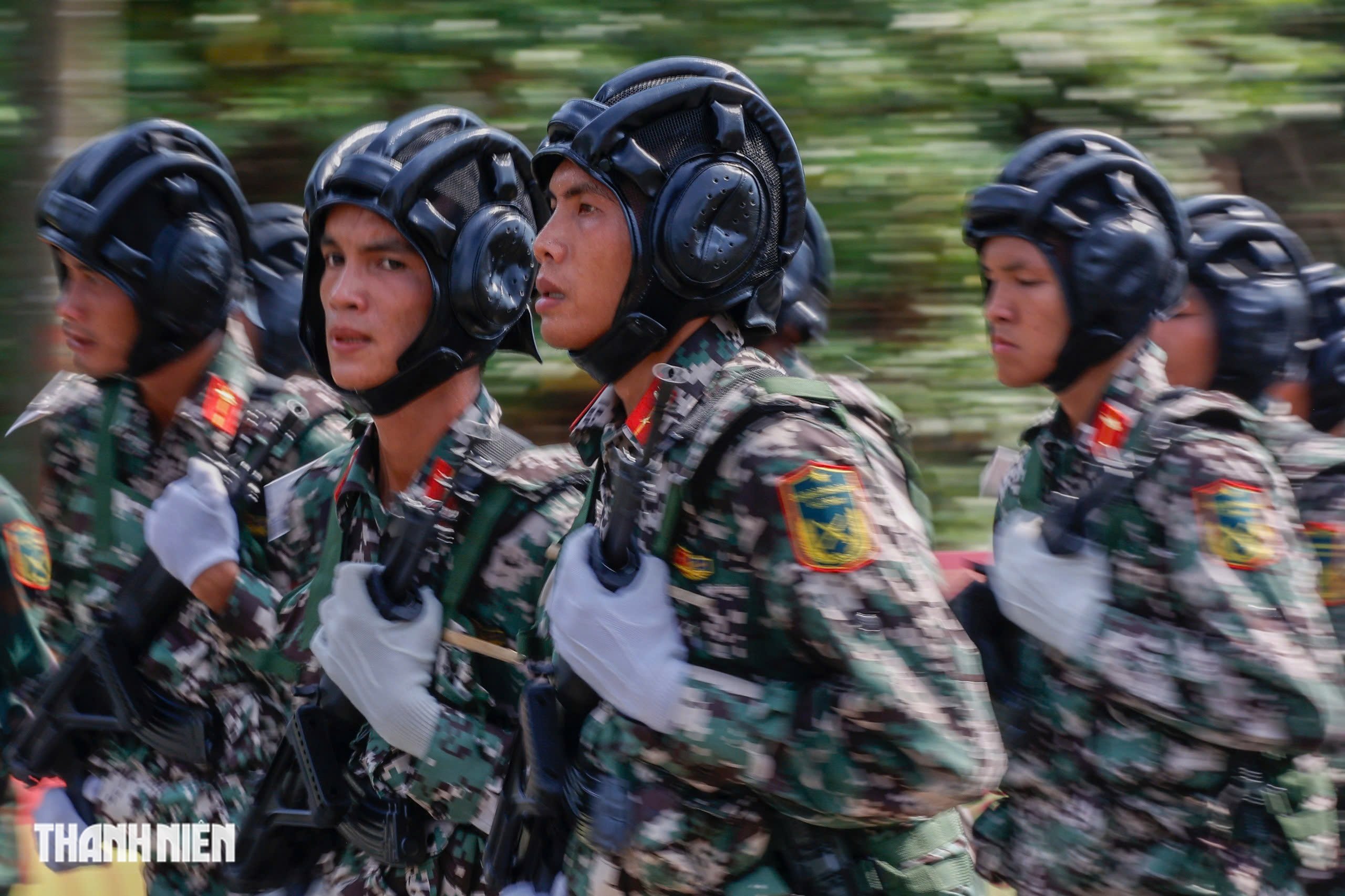 Chiến sĩ đẫm mồ hôi, 'gồng mình' trên mặt đường ảo ảnh luyện tập cho nhiệm vụ A80- Ảnh 8.