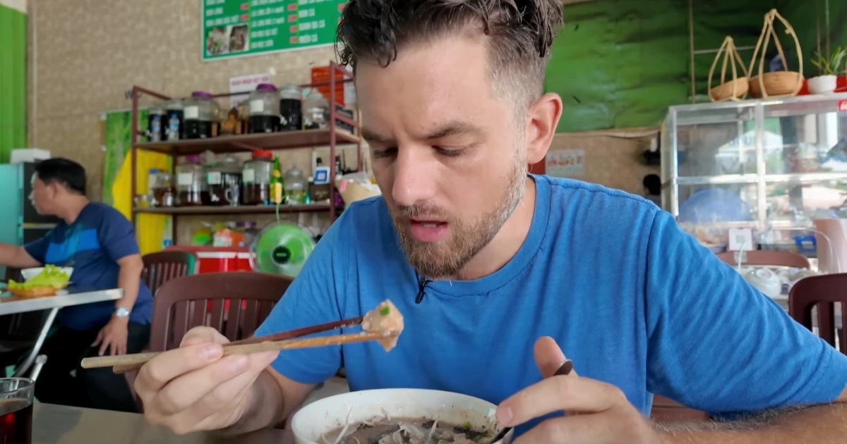 សាកល្បង​មុខម្ហូប​ដែល​ធ្លាប់​រង​ការ​រិះគន់​ថា «​អន់​បំផុត​នៅ​វៀតណាម​» ចុងភៅ​ជនជាតិ​អាមេរិក​និយាយ​ថា​គាត់​ចង់​ញ៉ាំ​វា​ម្តងទៀត