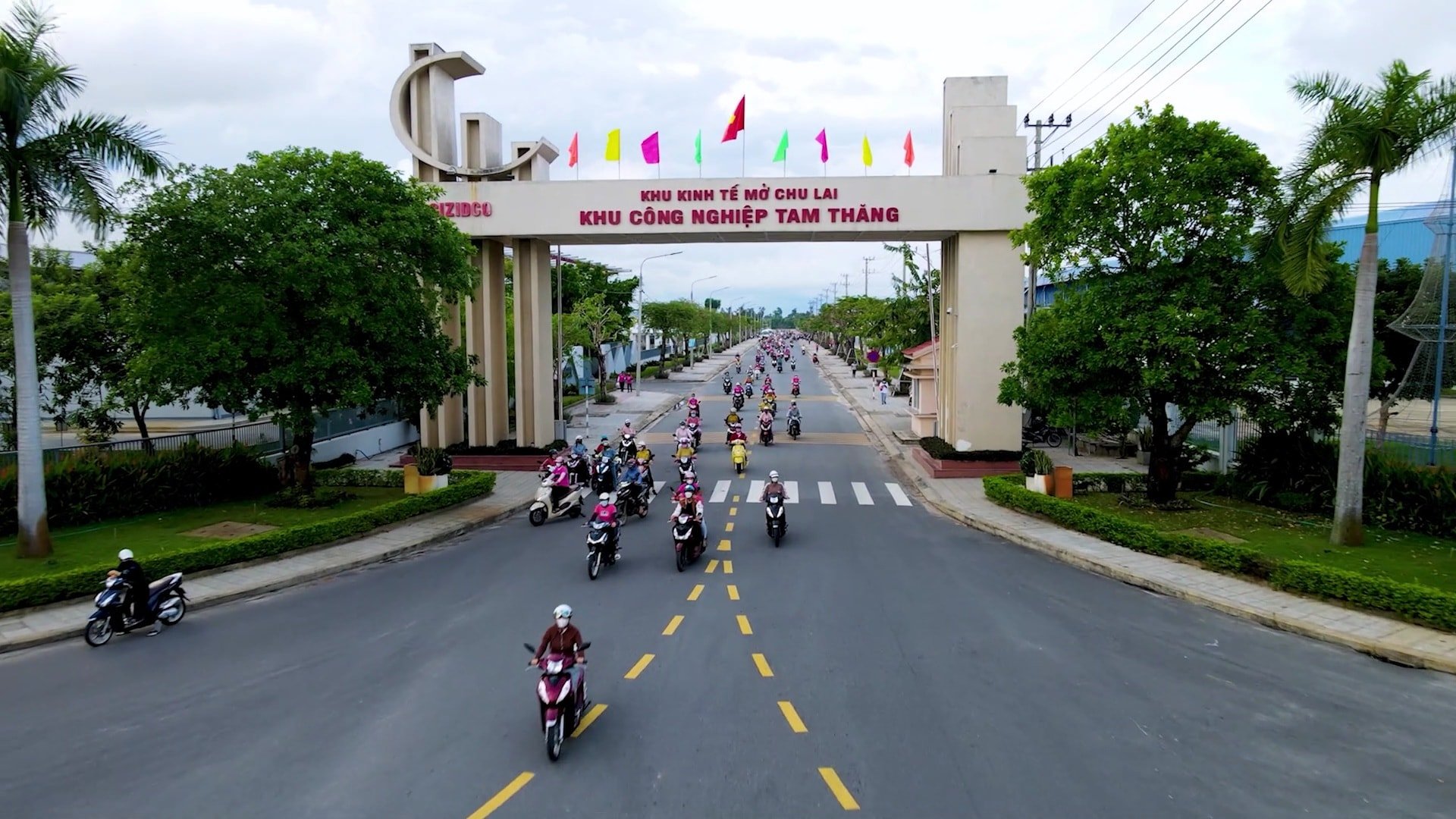 Khu công nghiệp Tam Thăng có tổng diện tích 197ha, đến nay tỷ lệ lấp đầy gần 75%, là khu công nghiệp xanh tiêu biểu của cả nước. Ảnh: XUÂN LAN