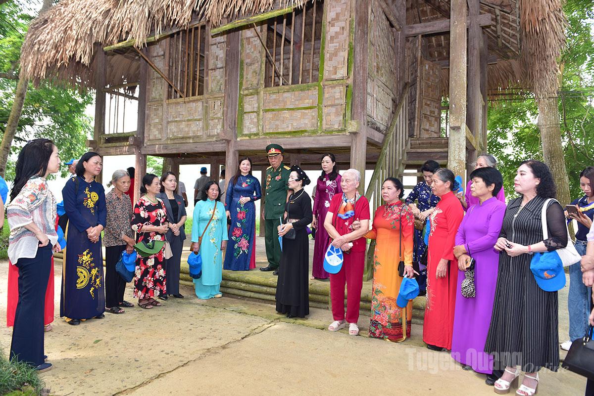 Delegates offered incense and visited the relic of President Ton Duc Thang's residence and workplace.