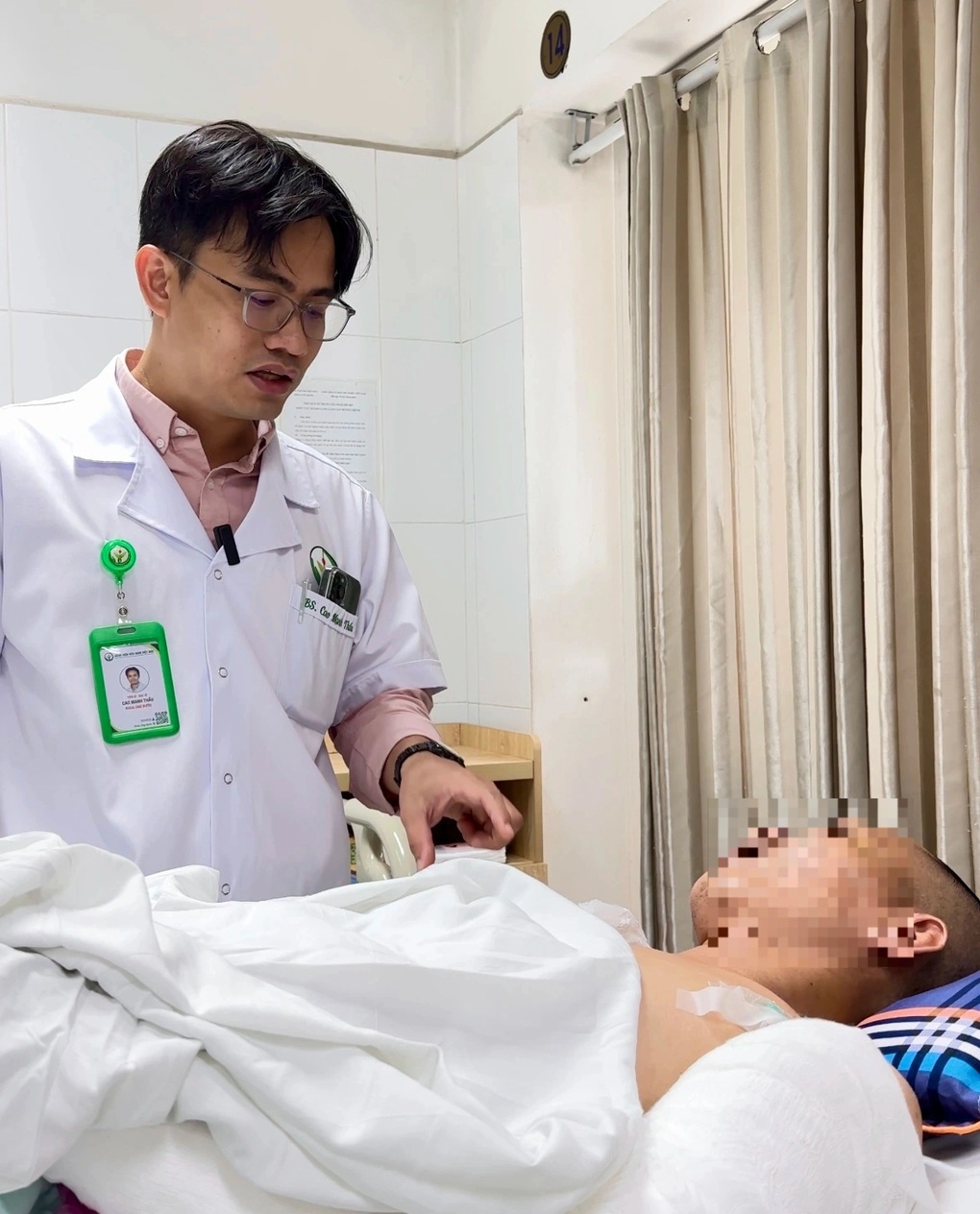 Mất lái ngã vào đống sắt, bệnh nhân vỡ gan, lộ toàn bộ nội tạng - 1