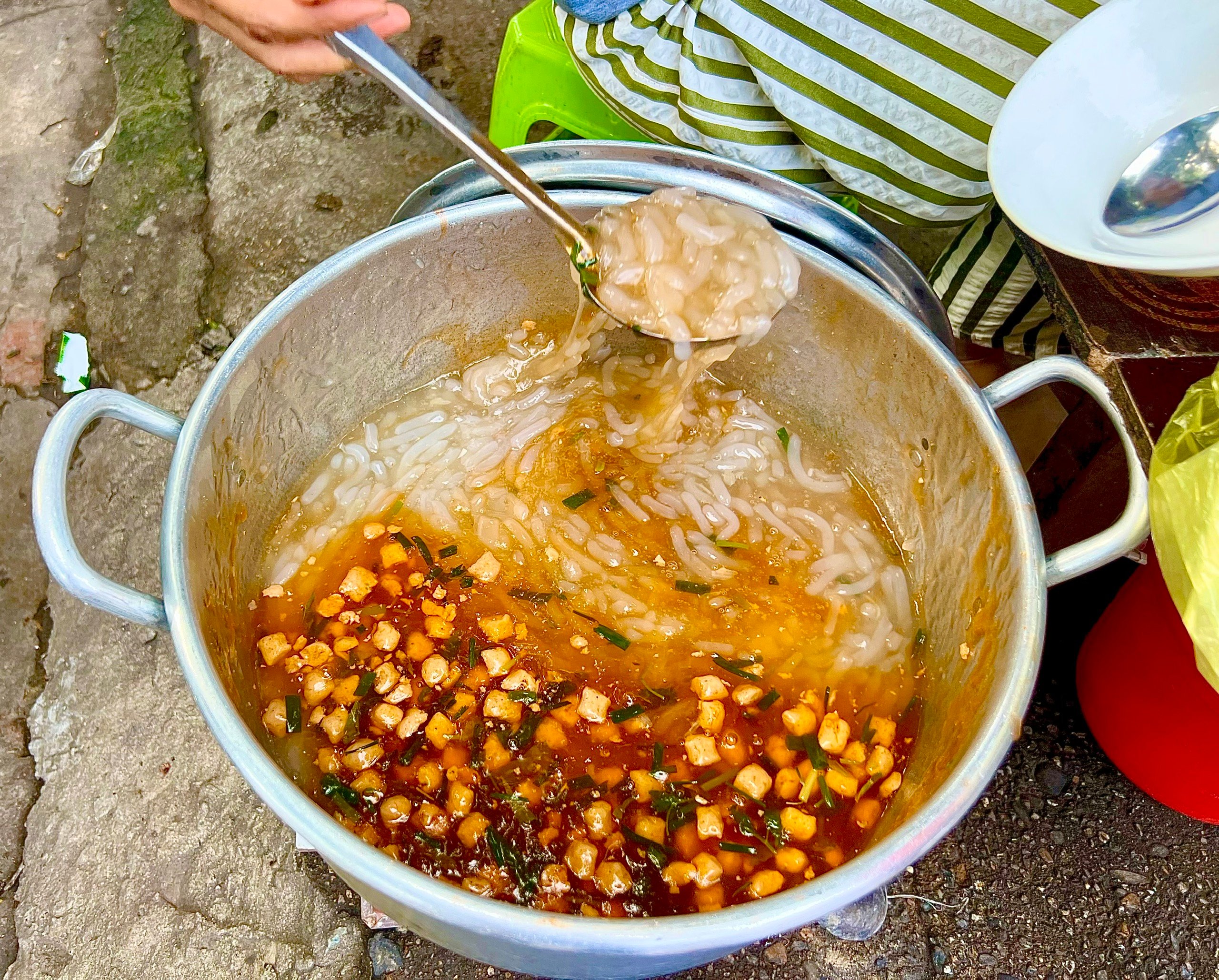 Quán bánh canh Nam Phổ 10.000 đồng ở Huế, đến không kịp là hết - Ảnh 2.