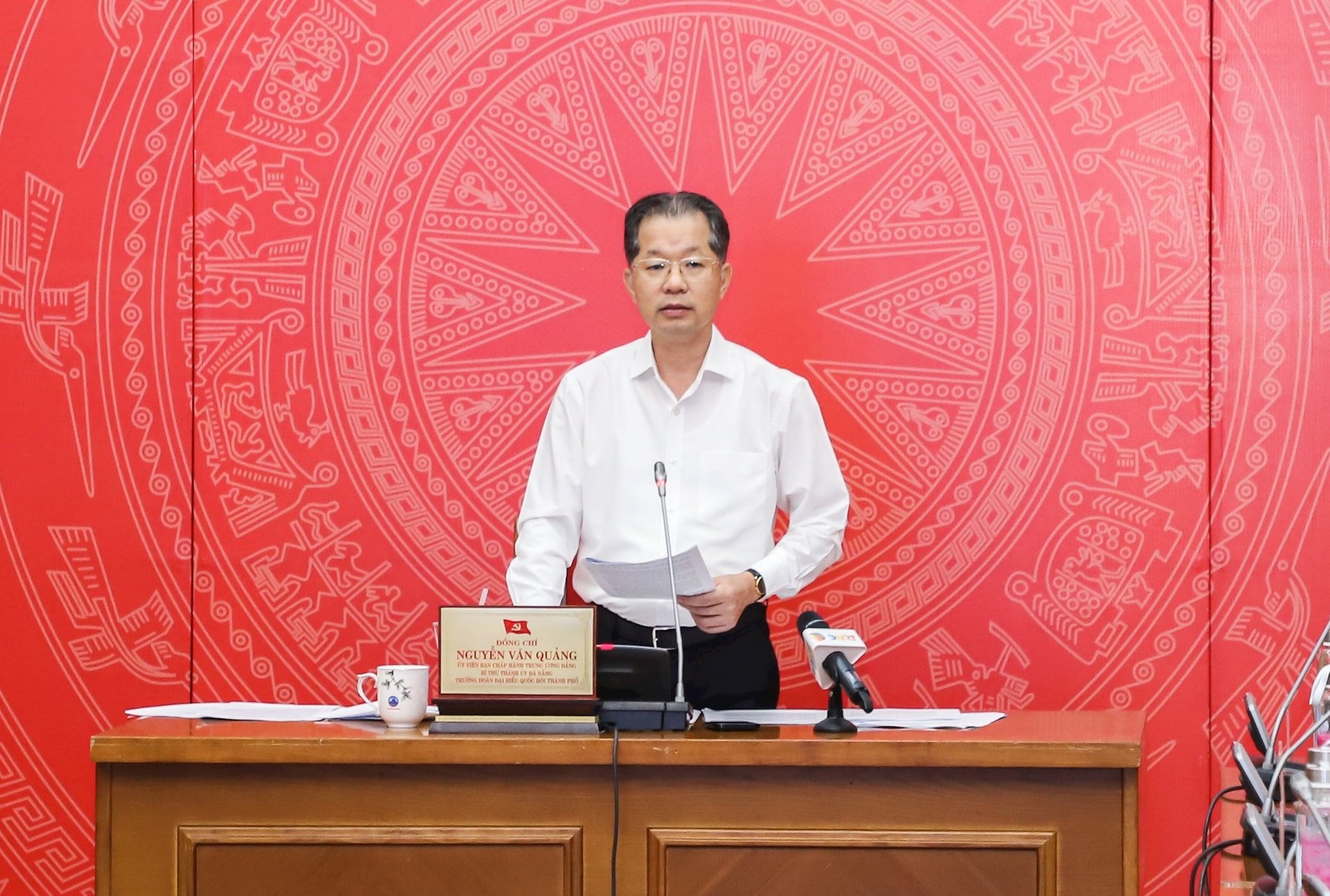 Der Sekretär des Stadtparteikomitees, Nguyen Van Quang, hielt eine Abschlussrede auf der Sitzung. Foto: NGOC PHU