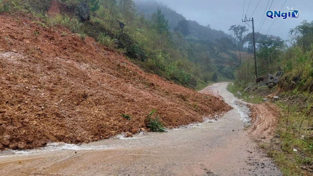 ทางหลวงจังหวัดหมายเลข 672 ที่ผ่านตำบลมังรี (จังหวัดกวางงาย) ถูกกัดเซาะและมีการถมถนนแล้ว