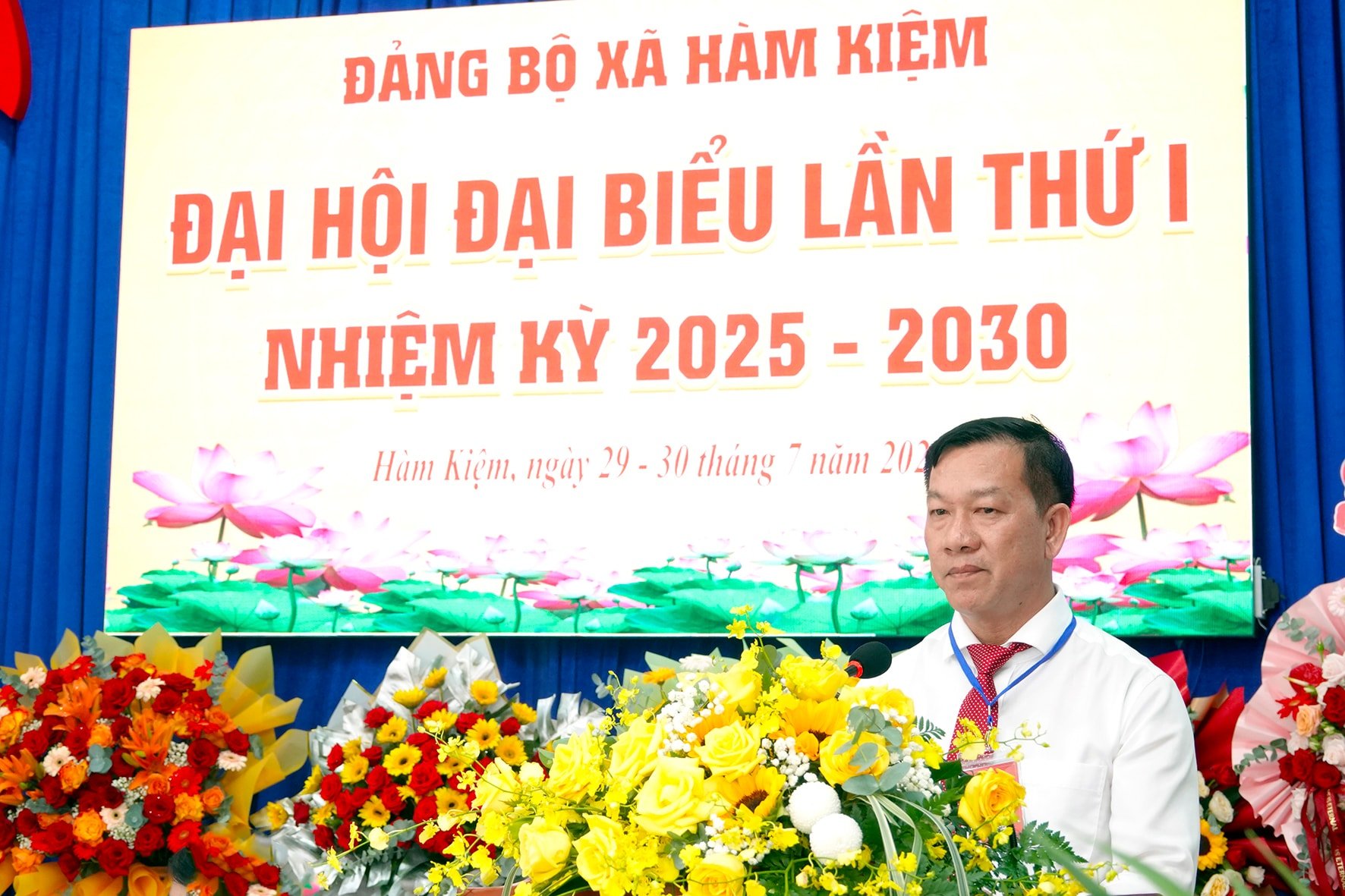 សមមិត្ត Nguyen Minh Thi លេខារង ប្រធានគណៈកម្មាធិការប្រជាជនឃុំ Ham Kiem បានរាយការណ៍អំពីការពិនិត្យ។