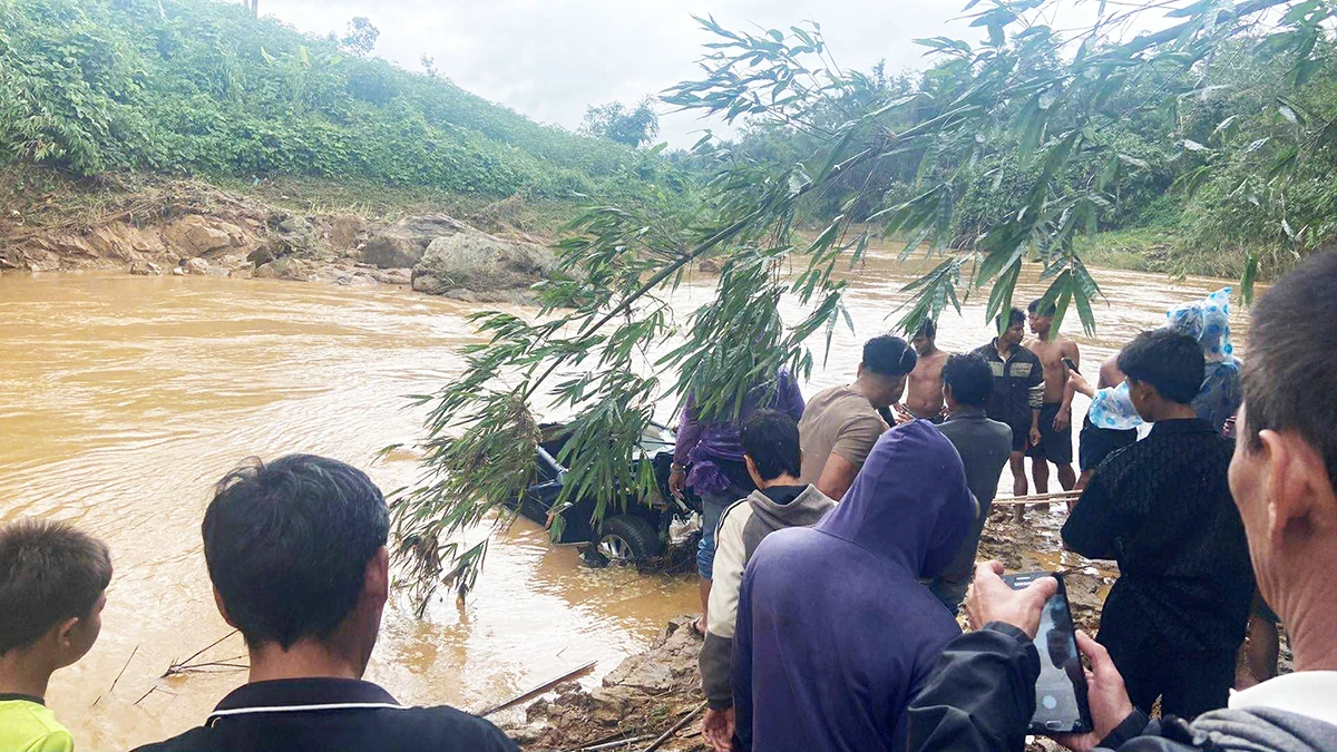 Tìm thấy ô tô bất chấp cảnh báo vượt cầu tràn bị cuốn trôi