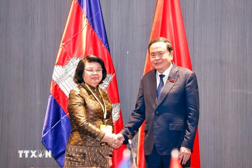 Le président de l'Assemblée nationale, Tran Thanh Man, rencontre le président de l'Assemblée nationale cambodgienne, Khuon Sudary