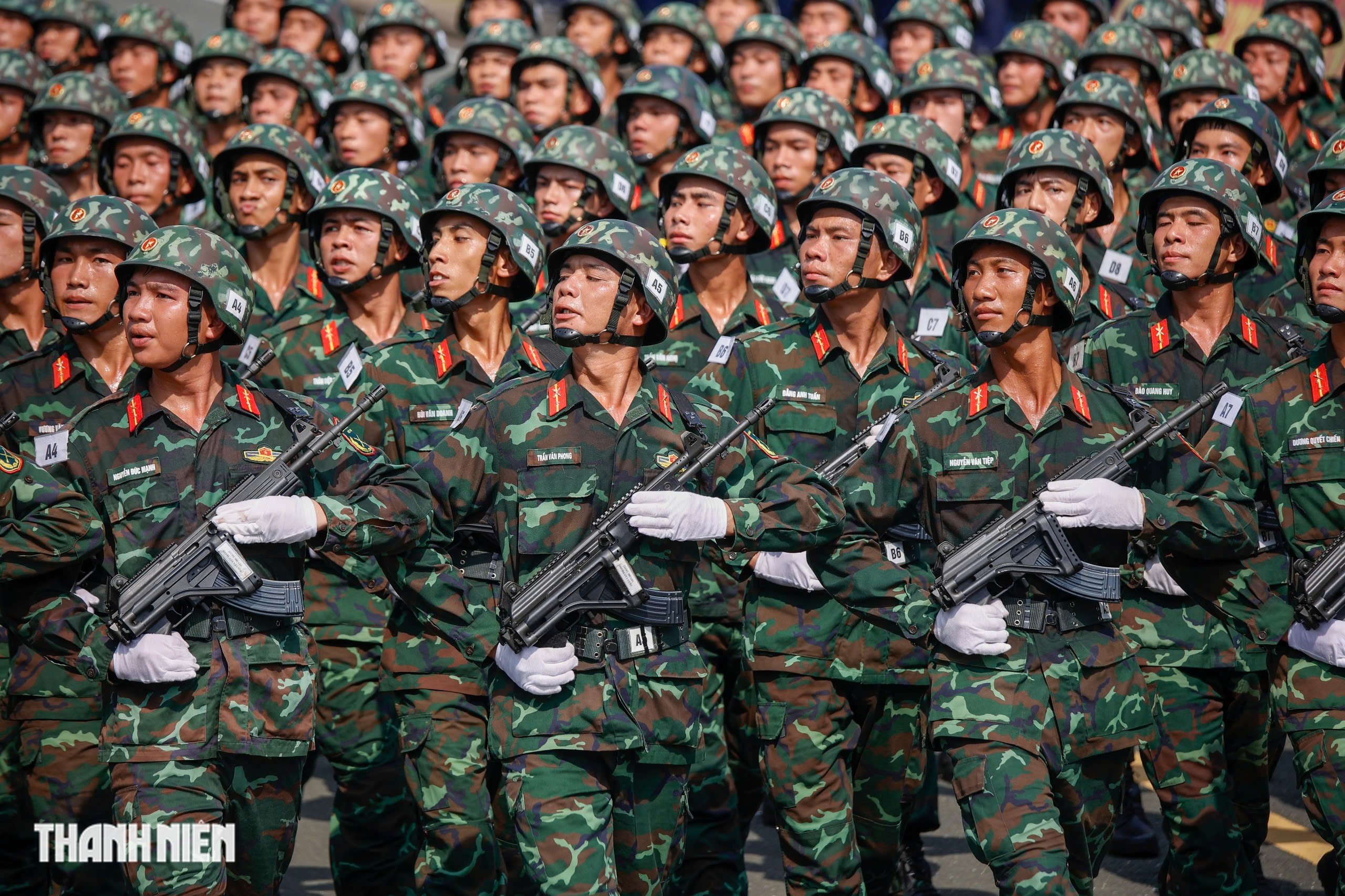 Chiến sĩ đẫm mồ hôi, 'gồng mình' trên mặt đường ảo ảnh luyện tập cho nhiệm vụ A80- Ảnh 15.