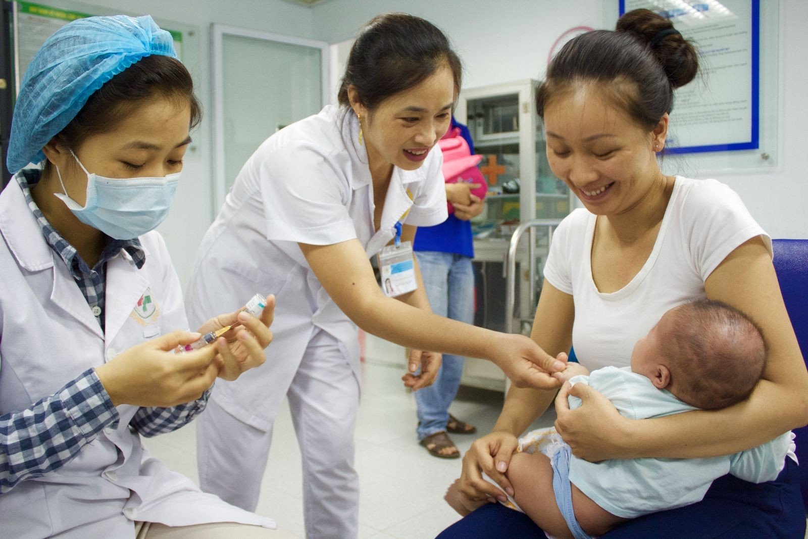 Bộ Y tế sẽ tiếp tục hoàn thiện cơ chế chính sách để chủ động cung ứng vắc xin, phòng chống các bệnh truyền nhiễm có nguy cơ gây dịch theo chu kỳ...