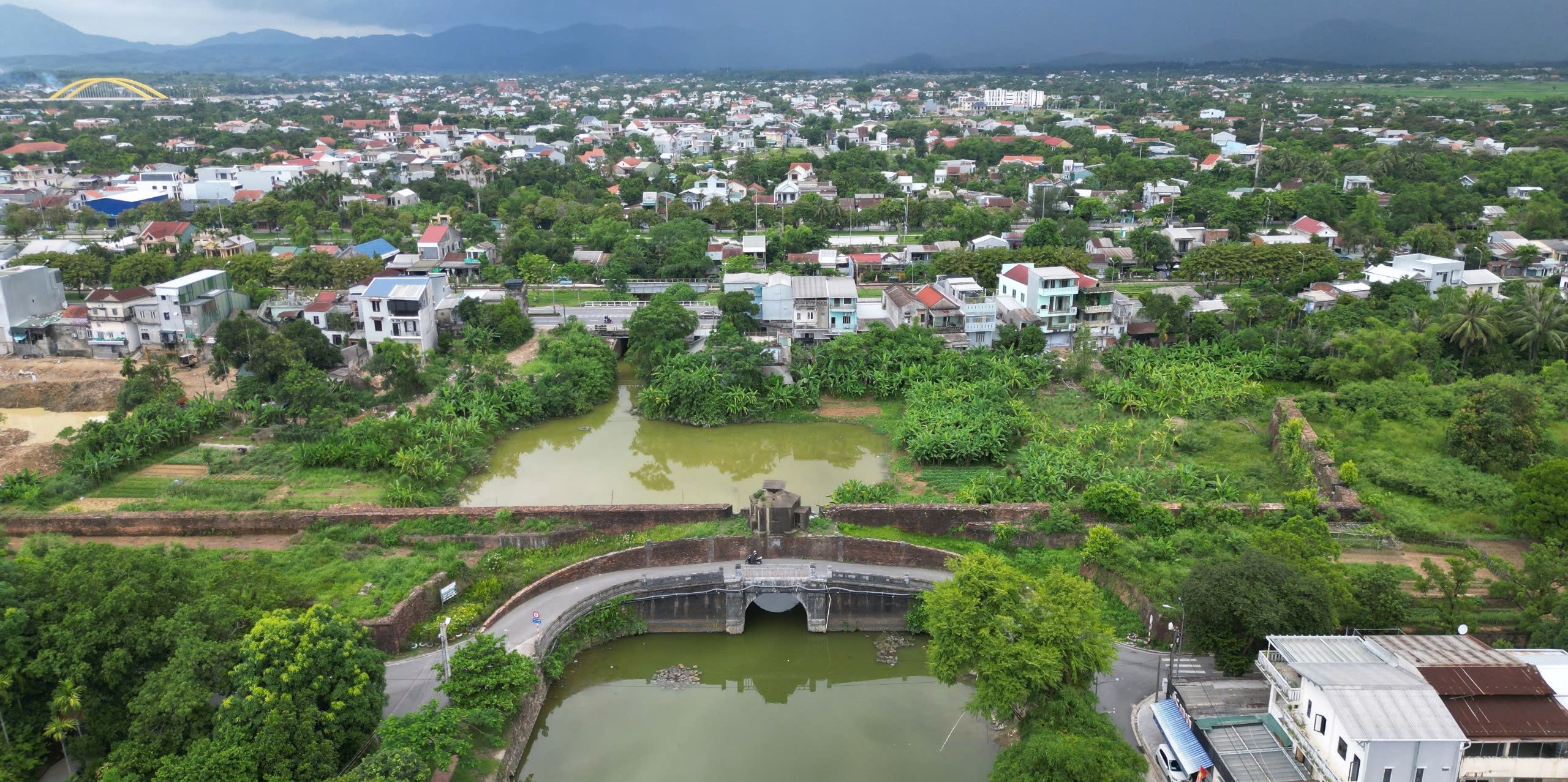 ការរុះរើលេនដ្ឋានចំនួន 26 និងរចនាសម្ព័ន្ធប្រយុទ្ធជាច្រើននៅទីតាំងវត្ថុបុរាណ Hue Citadel