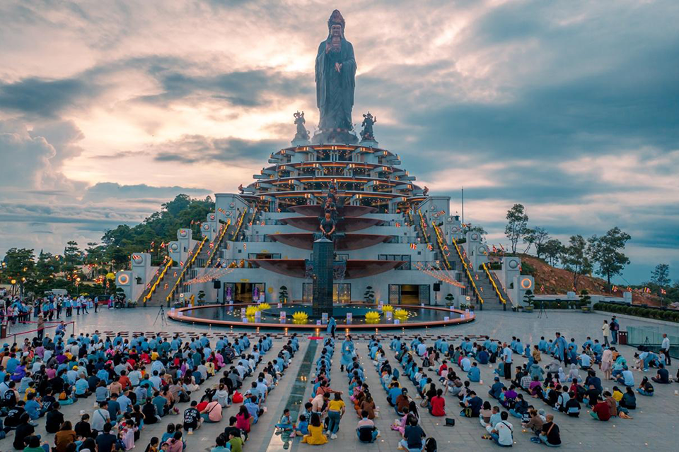 Pilgrimage to Ba Den Mountain on the occasion of Vesak 2025: Worship Buddha's relics, light candles to pray for peace