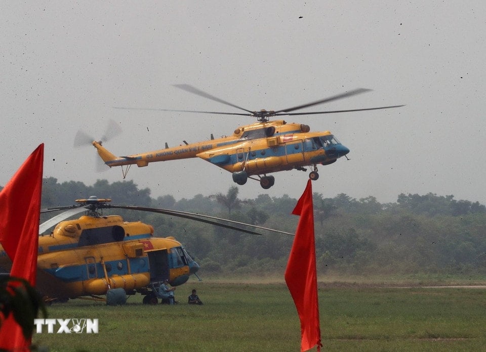 Máy bay cất cánh bay trinh sát khí tượng. (Ảnh: Trọng Đức/TTXVN)