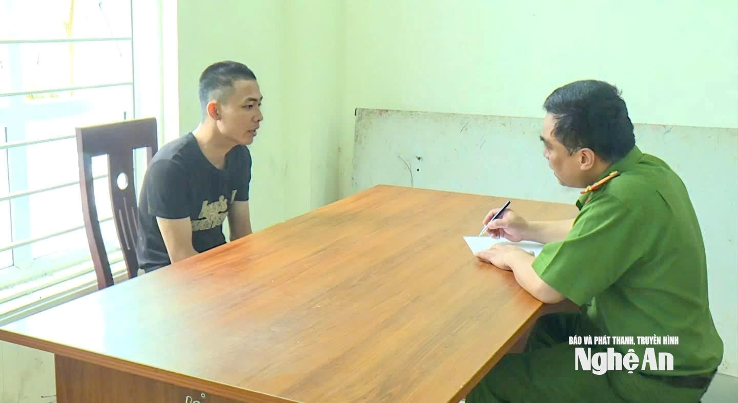 ตำรวจทำงานร่วมกับ เล วัน ฮา ผู้ต้องหาในเครือข่ายค้ามนุษย์ในเขตพิเศษสามเหลี่ยมทองคำ ภาพ: วัน ฮาว