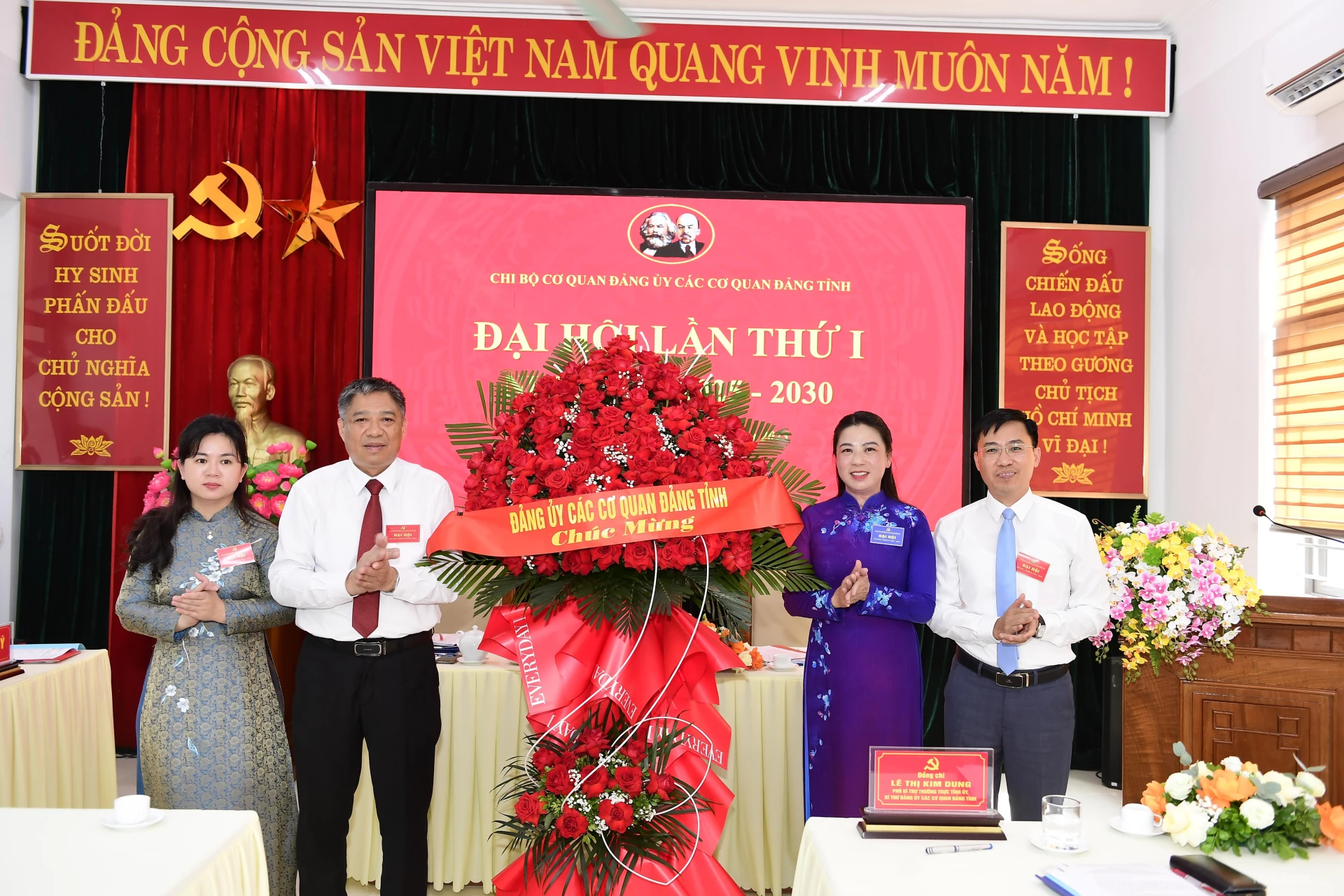 Đồng chí Lê Thị Kim Dung, Phó Bí thư Thường trực Tỉnh ủy, Bí thư Đảng ủy các cơ quan Đảng tỉnh tăng hoa chúc mừng Đại hội.