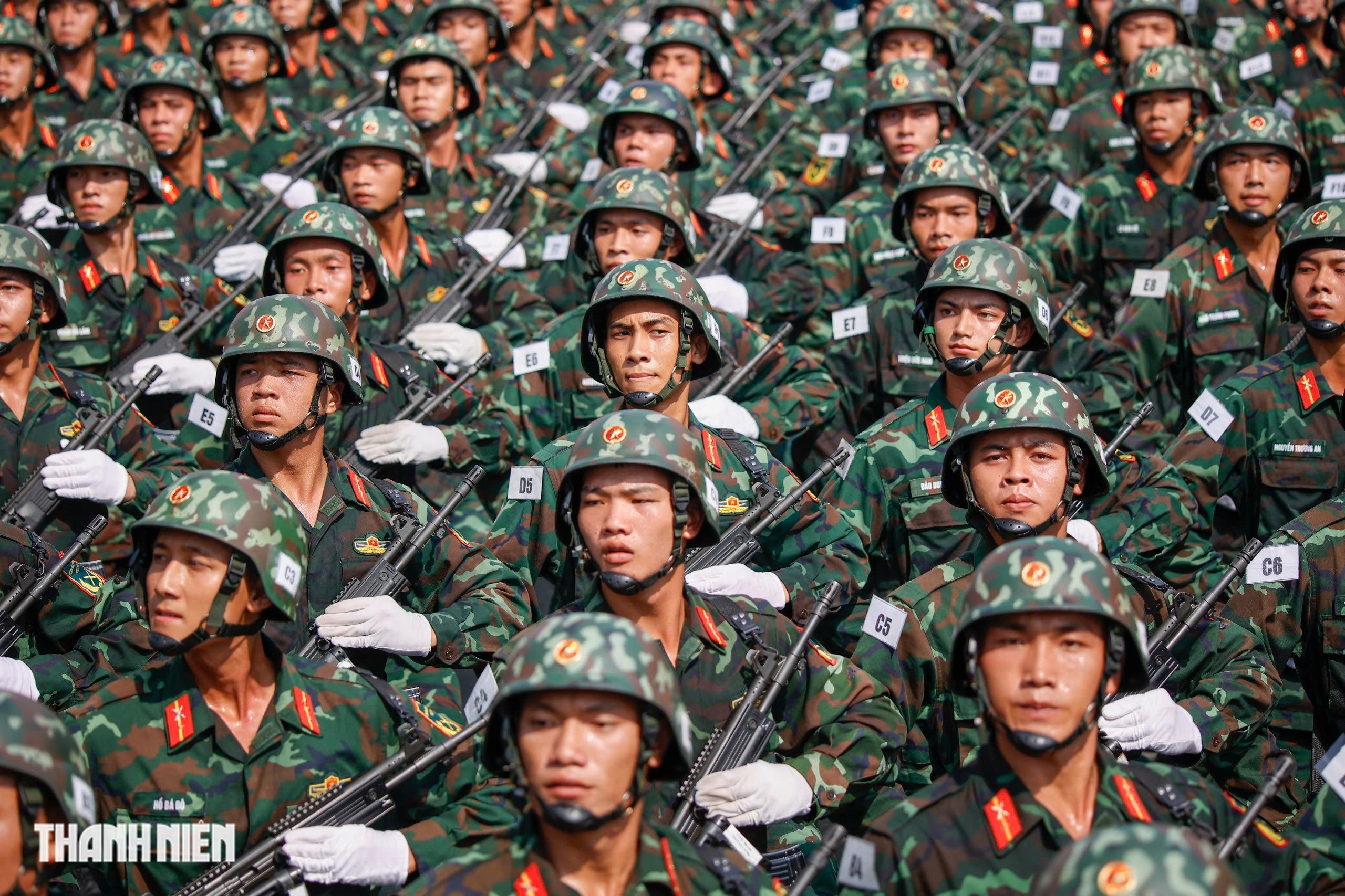 Chiến sĩ đẫm mồ hôi, 'gồng mình' trên mặt đường ảo ảnh luyện tập cho nhiệm vụ A80- Ảnh 16.
